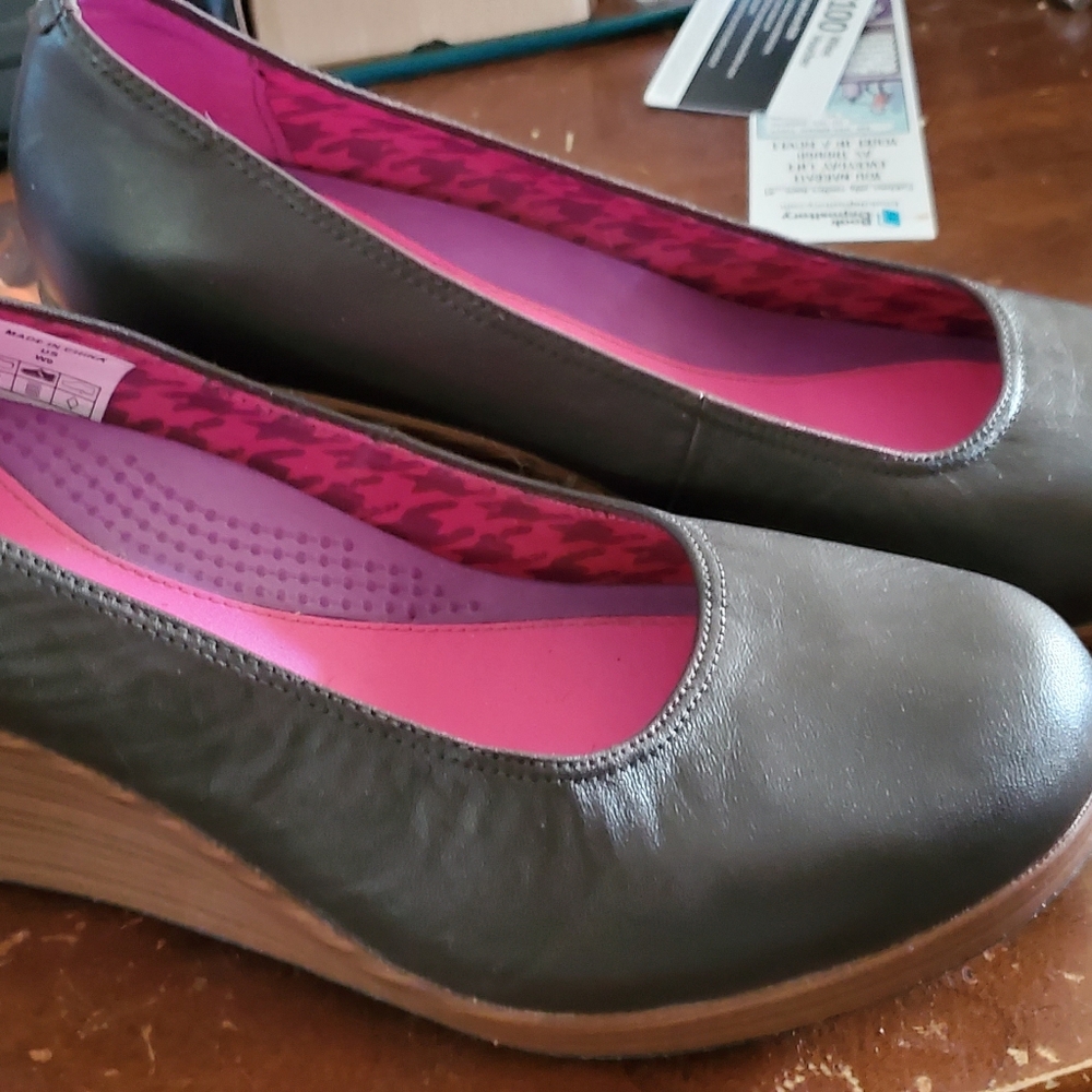 Size 9 brown crocs wedges